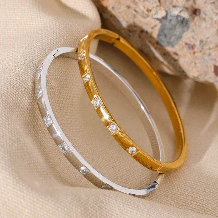 Minimalist Zirconia-Set Bangle – 18k Gold-Plated