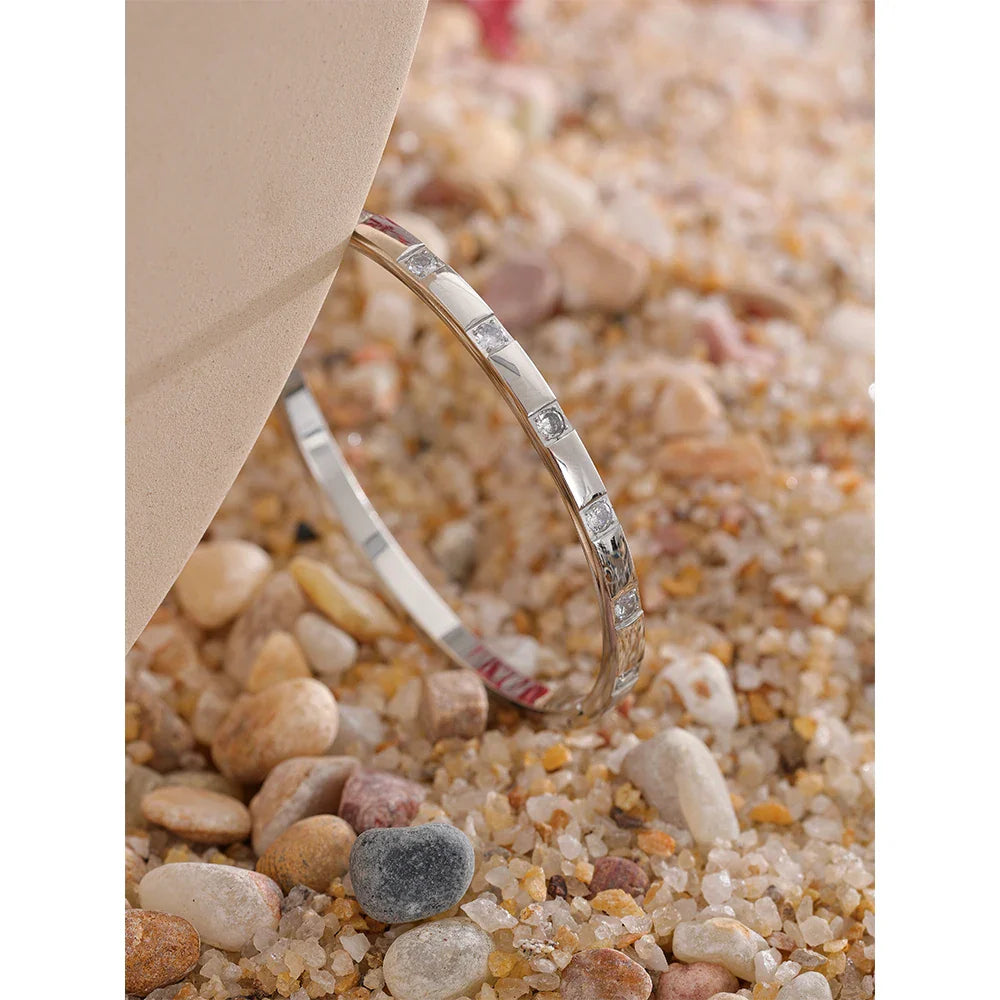 Minimalist Zirconia-Set Bangle – 18k Gold-Plated