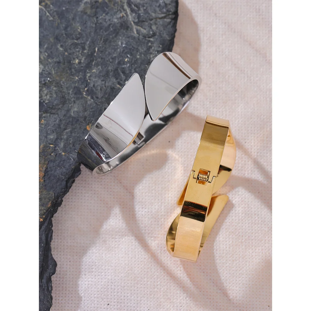 Organic Geometric Bangle in 18k Gold Plating