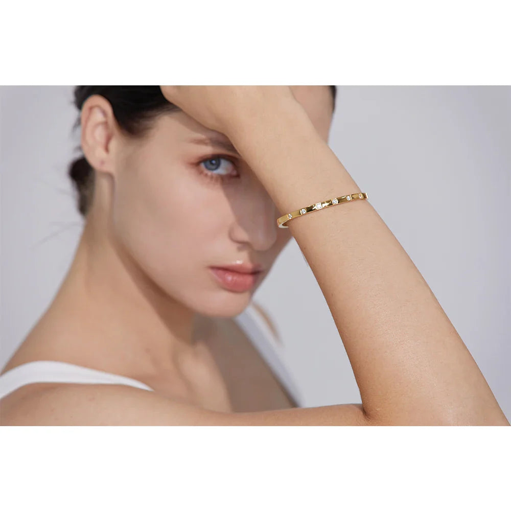 Minimalist Zirconia-Set Bangle – 18k Gold-Plated