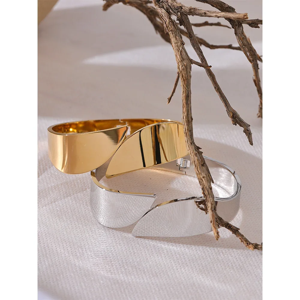 Organic Geometric Bangle in 18k Gold Plating