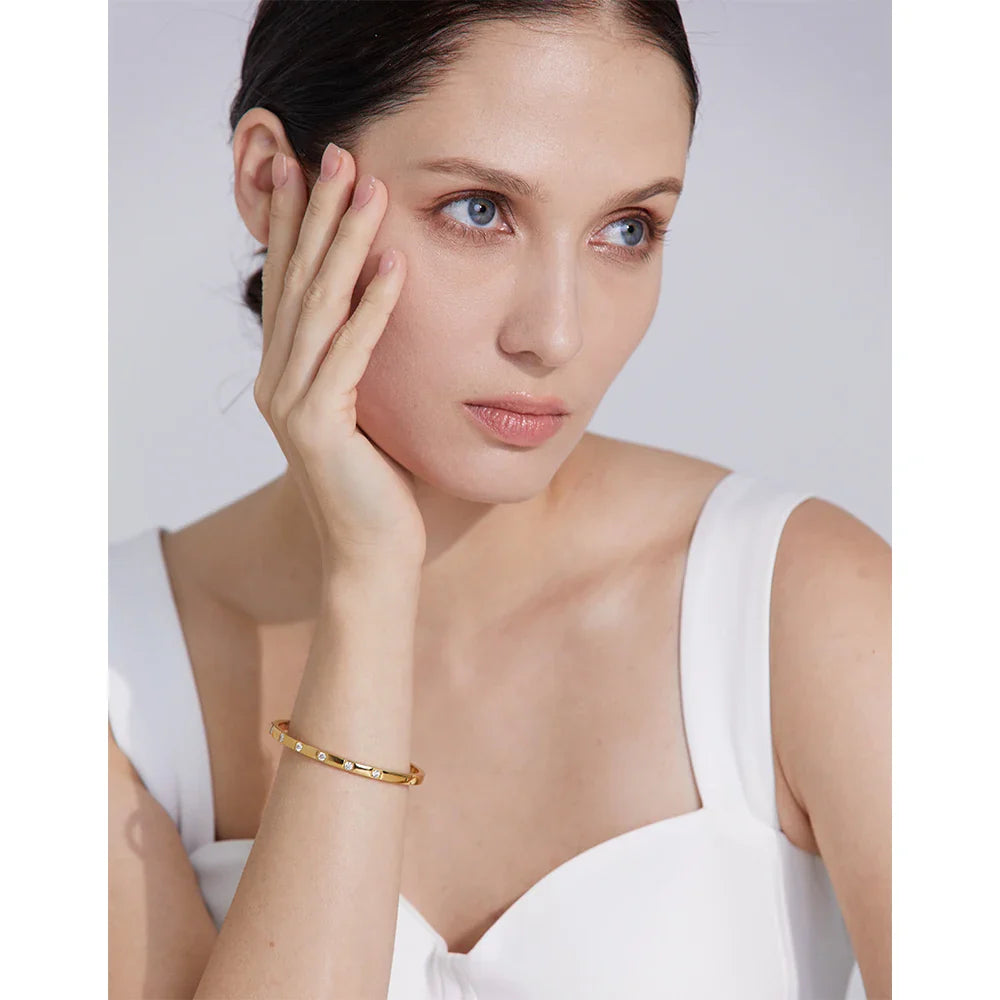 Minimalist Zirconia-Set Bangle – 18k Gold-Plated